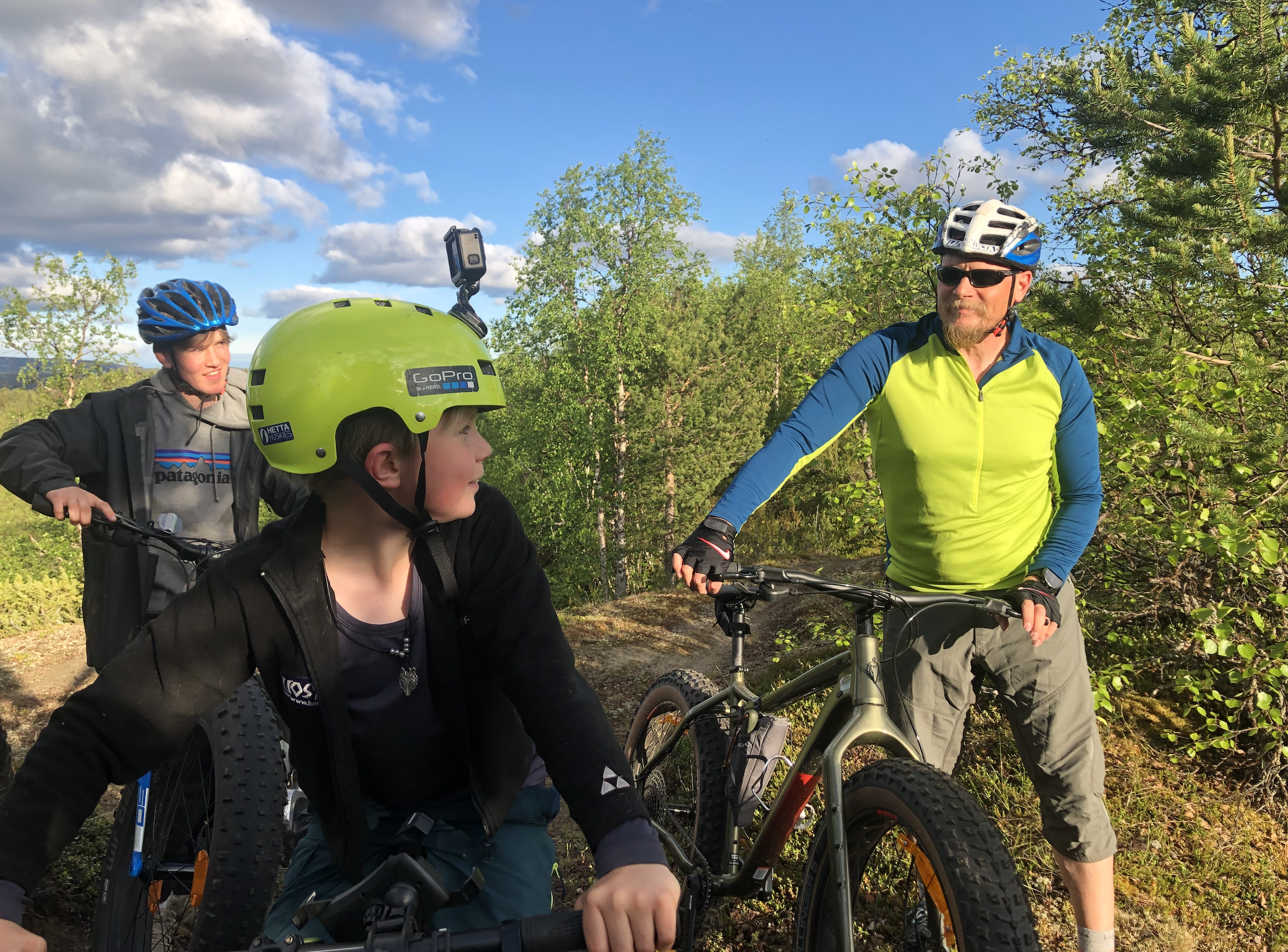 Group of fatbikers in Hetta