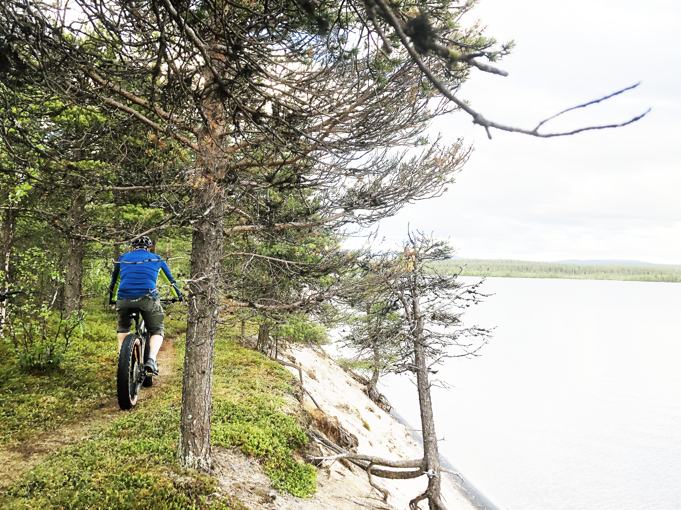 Fatbiking along the lake shore